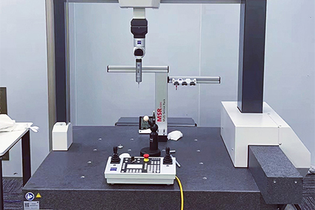 آلة قياس الإحداثيات من شركة Zeiss بدقة قياس تصل إلى 0.002 ملي